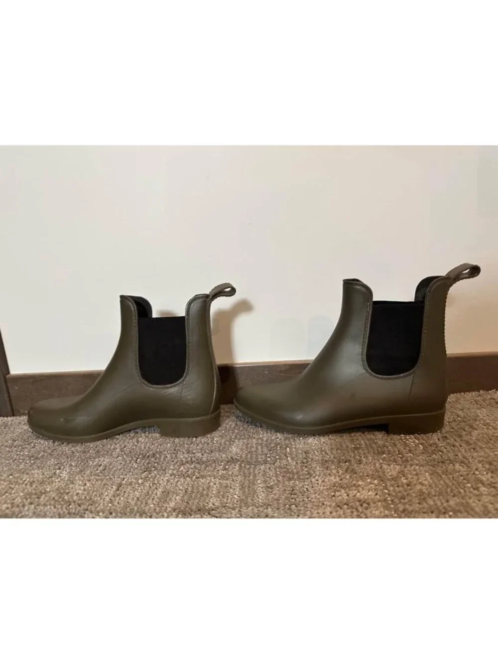 Size 7 (narrow) Rainboots